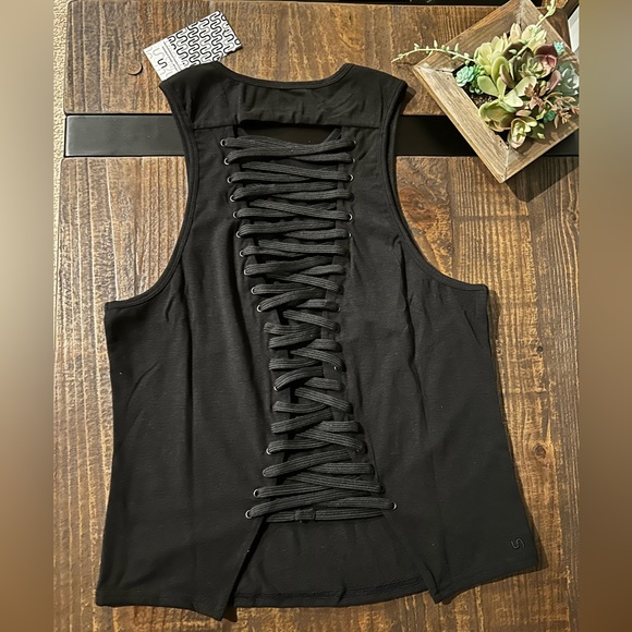 NWT Urban Savage Laced Muscle Tee - Picture 3 of 3